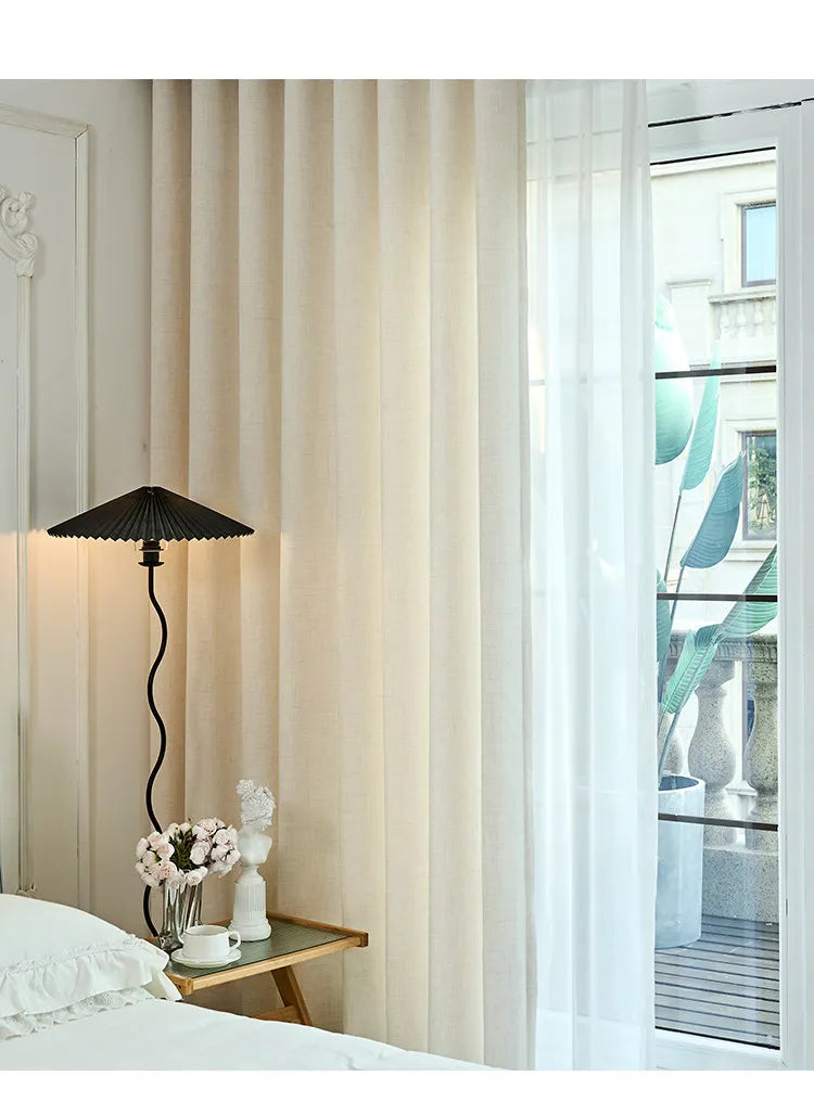 Rideaux pour petites fenêtres : comment agrandir visuellement une pièce avec les bons rideaux ?