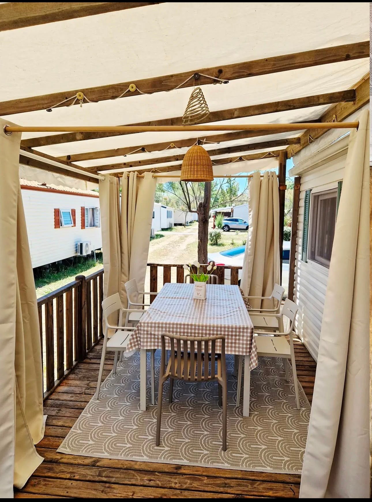 Rideaux occultants extérieurs : la solution idéale pour terrasse, pergola et balcon