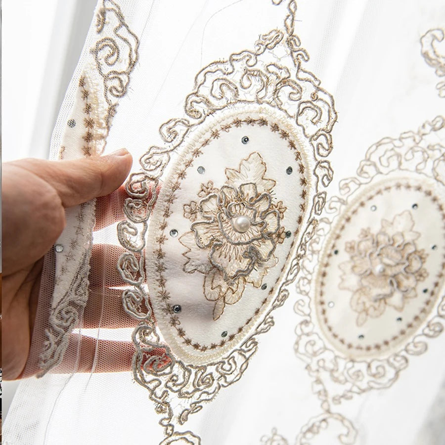 Rideaux en tulle brodés